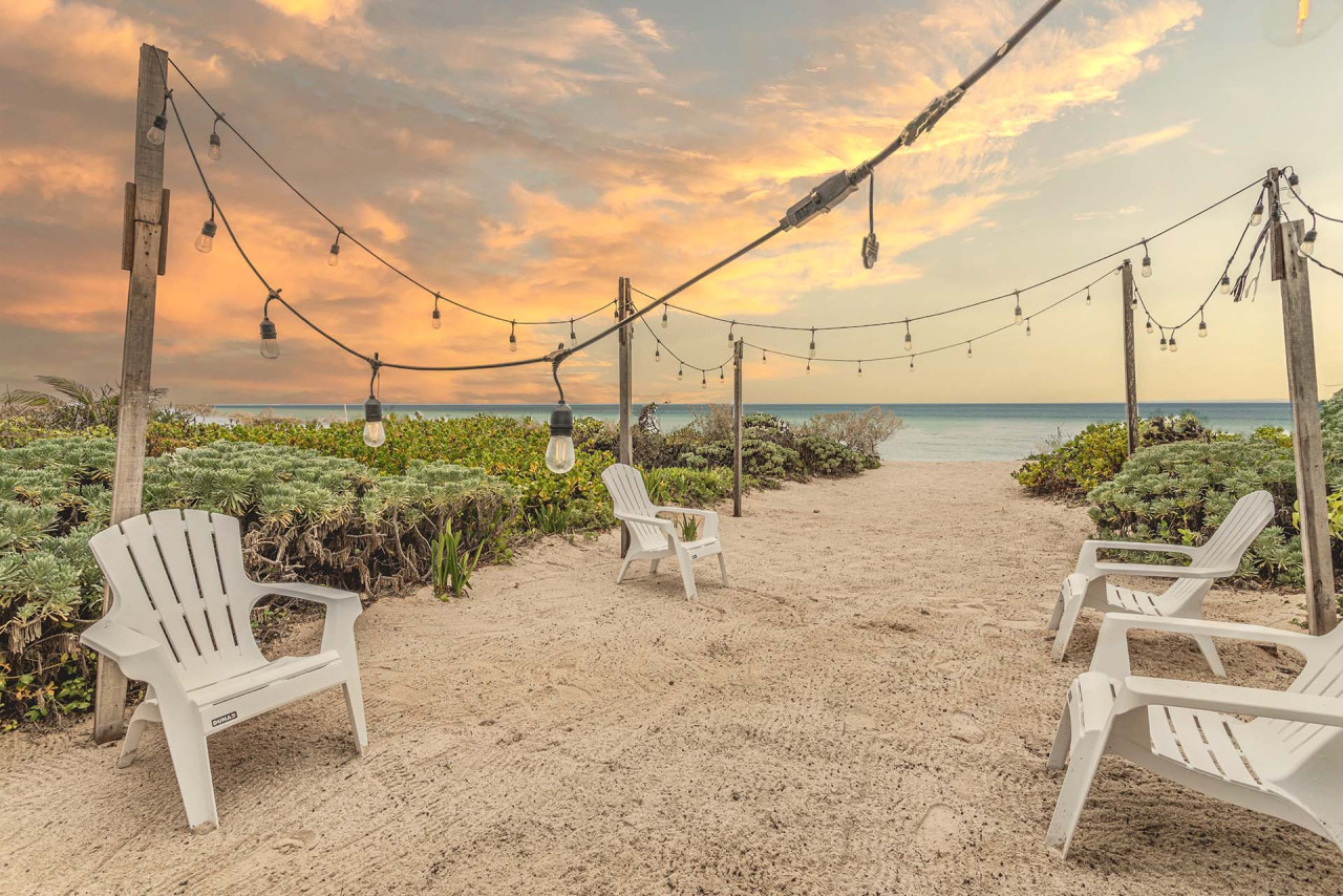 Beach house con sunset